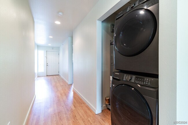 Building Photo - $3,400 | 3br/2ba Condominium in Sixty Park...