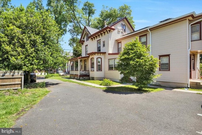 Building Photo - 16 Lincoln Ave