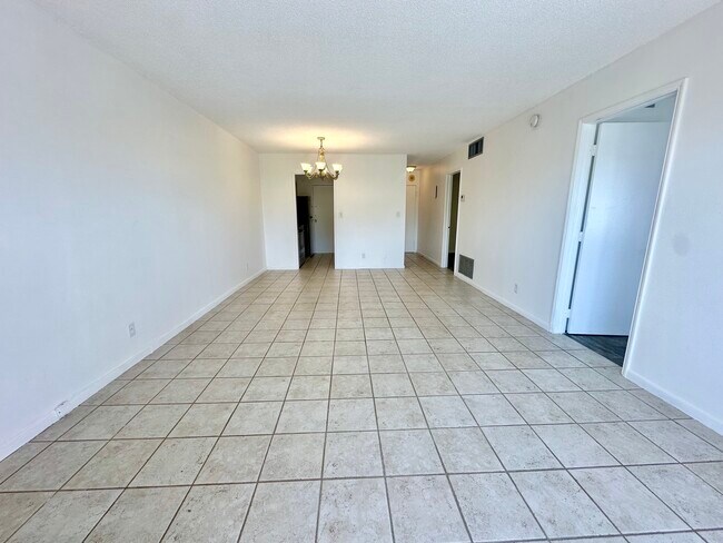 Building Photo - 900 NE 18th Ave