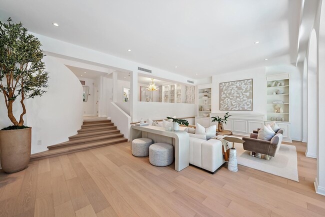 Building Photo - 245 Everglade Ave