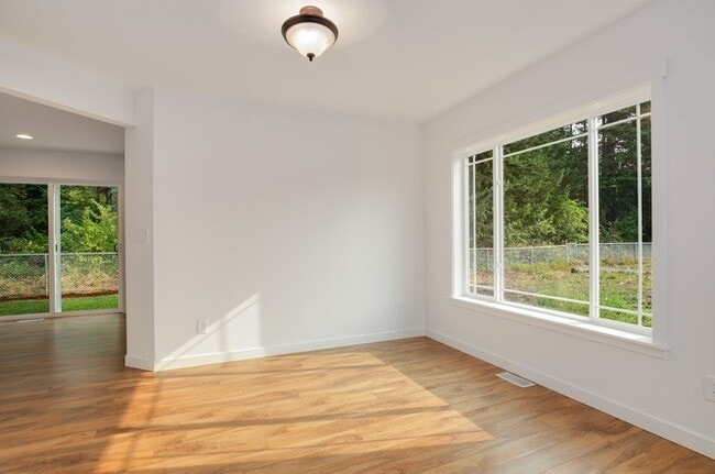 Building Photo - Modern Luxury: Spacious 3-Bedroom Home Near JBLM