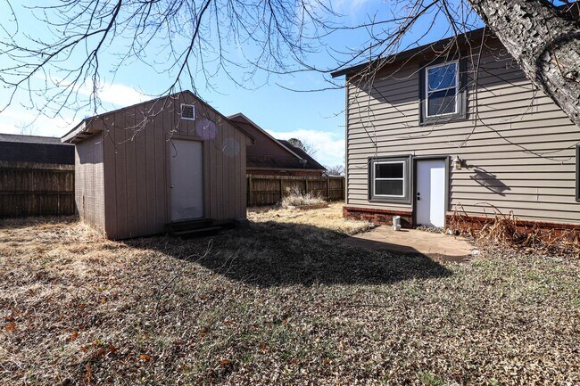 Building Photo - 4 bedroom, 2 1/2 bath, 2 car garage located in the quiet Summit View subdivision.