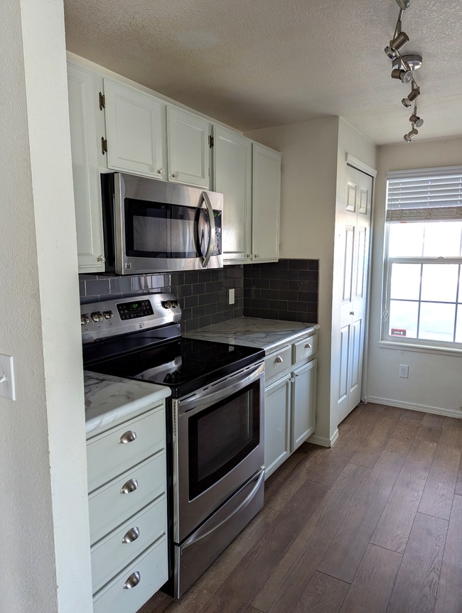 Building Photo - 2049 Kent Ct