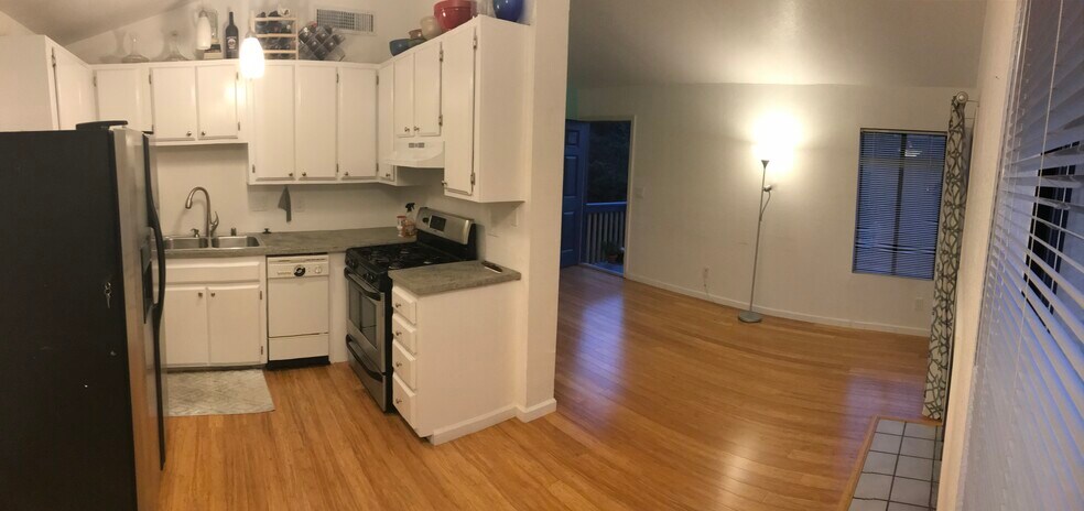 Building Photo - 512 Lewis Ln