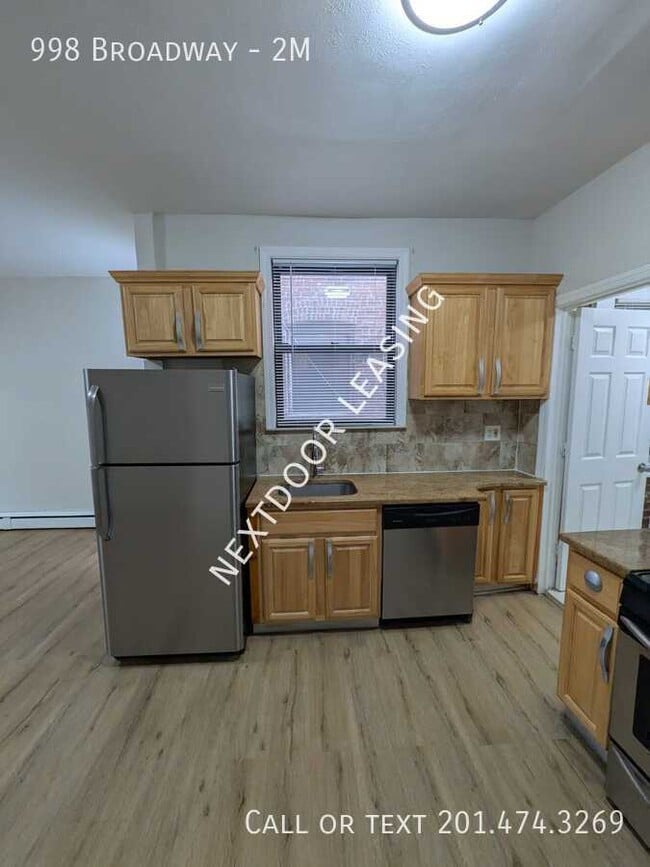 Building Photo - 998 Broadway-2M