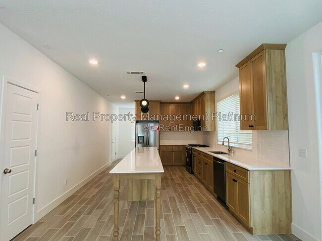 Building Photo - 2752 E Tamarind Dr