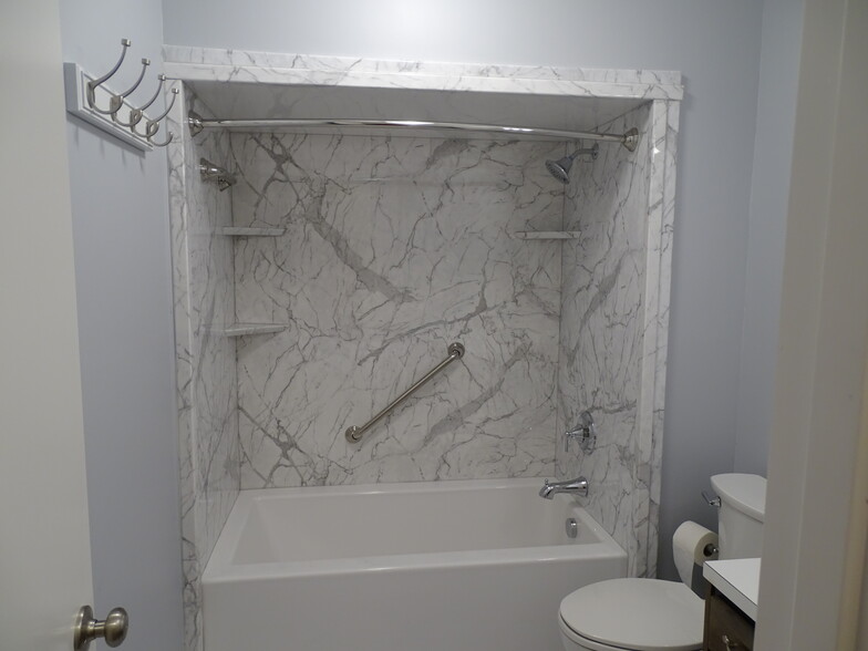 Family/guest bath - 5694 Claridge Dr