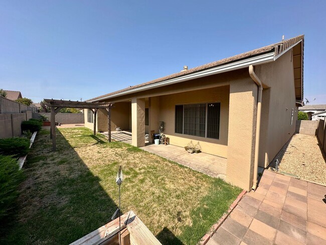 Building Photo - Beautiful 3 bedroom, 3 bathroom home with ...