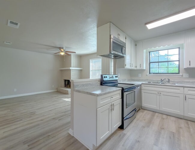 Building Photo - 3245 Whitney Dr W