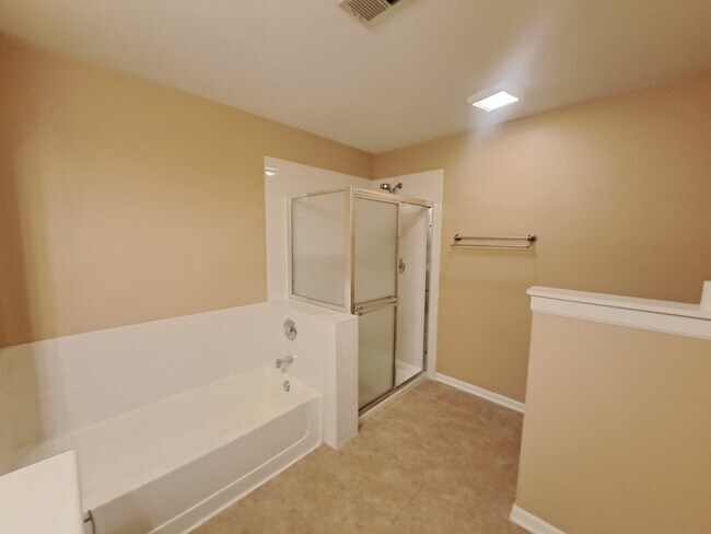 Building Photo - 2940 Heatherwood Dr