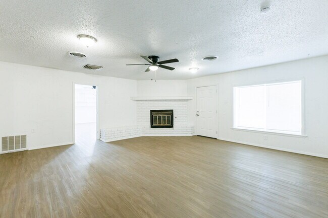 Building Photo - Updated 4 bedroom close to LCU and Tech