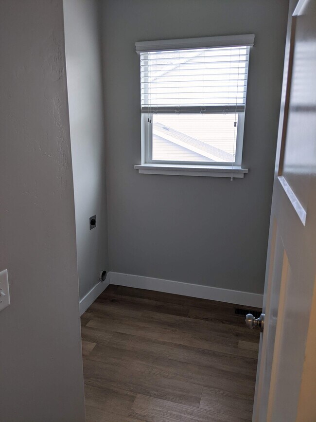 Building Photo - 889 E 600 N