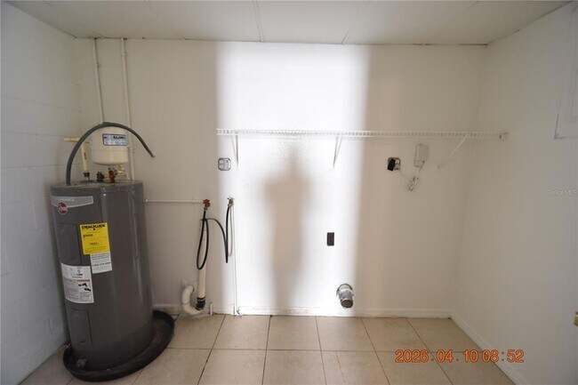 Building Photo - 10922 Hyacinth Ave