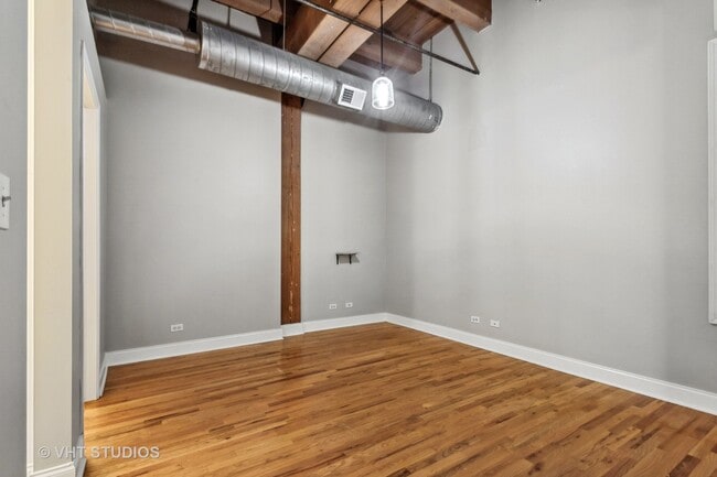 Building Photo - 2735 W Armitage Ave