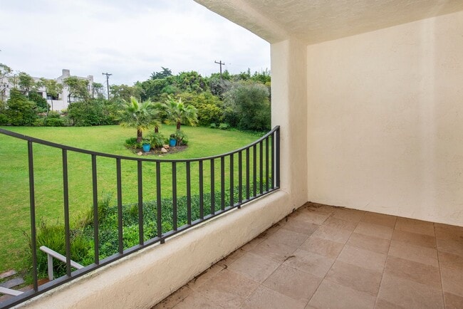 Building Photo - 2bed/2bath Condo in the Heart of Coast Village!