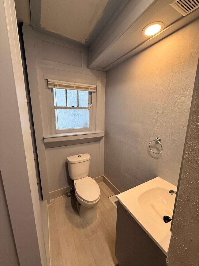 Building Photo - 6 W 30th St