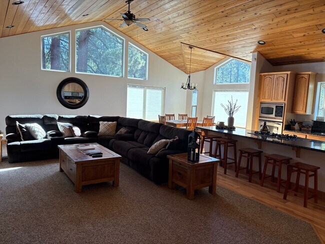 Building Photo - Large furnished mountain home
