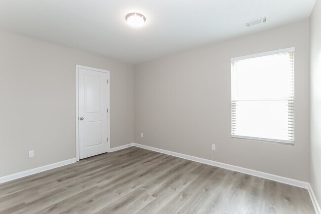 Building Photo - 1044 Sutherland Dr