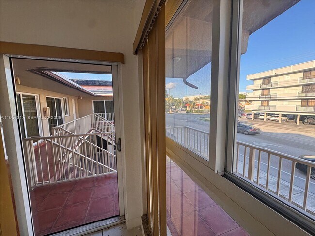 Building Photo - 1595 NE 125th St