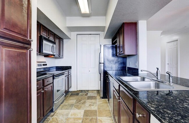 Building Photo - 7575 Kirby Dr