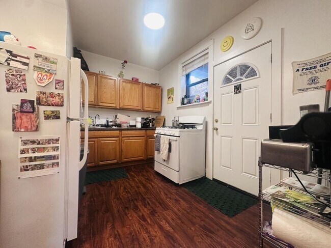 Building Photo - 2 bedroom in Chicago IL 60657