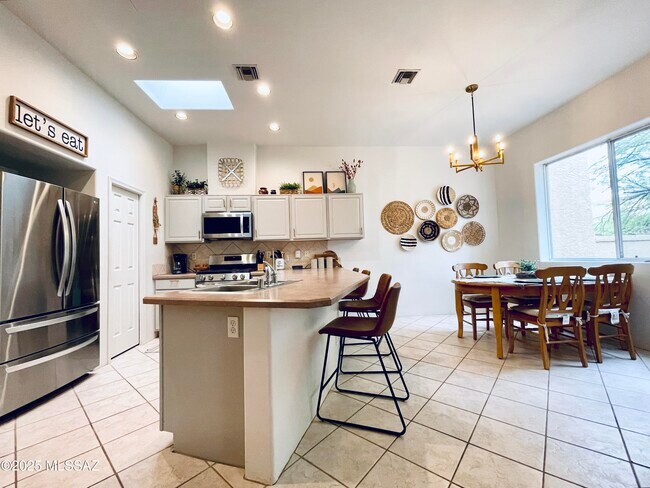 Building Photo - 12683 N Sleeping Coyote Dr