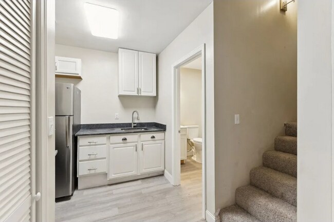 Building Photo - 306 W 17th St