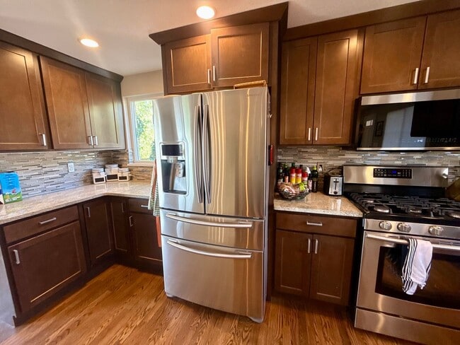 Building Photo - Sprawling 6 BR 4 BA Applewood Paradise - Live in Luxury with this Entertainer's Dream!