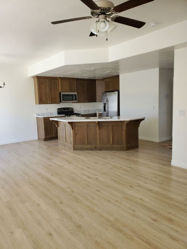 Building Photo - Adorable 3-Bedroom Townhome with 2-Car Garage in Cedar City