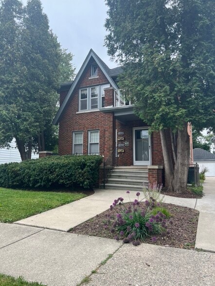 Front perenial garden - 164 Jewell St