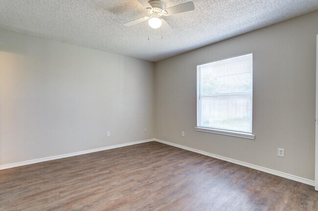 Building Photo - 6113 6th St