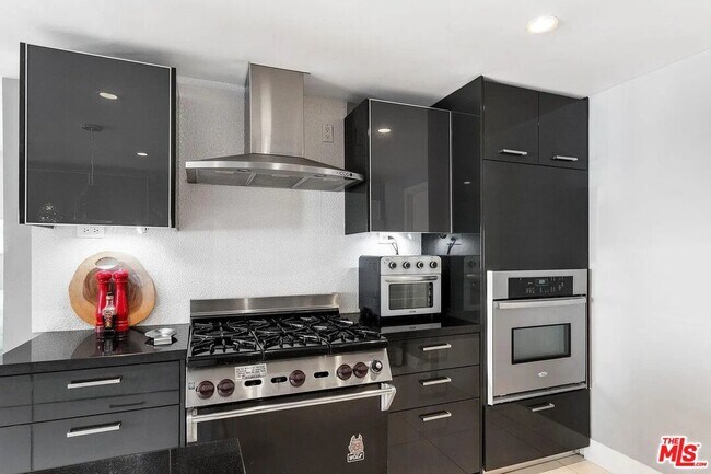 Building Photo - 121 S Palm Dr