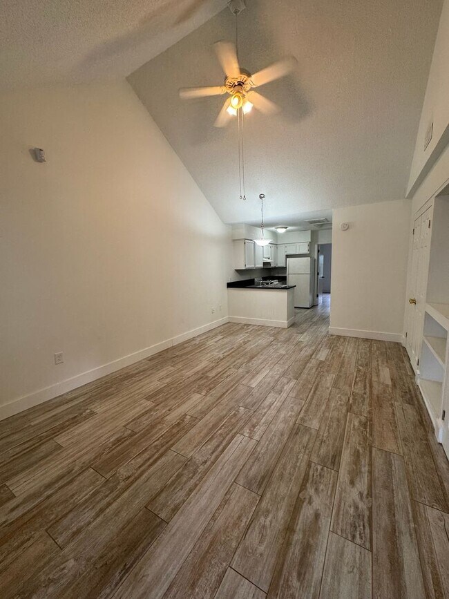 Building Photo - Large One Bedroom Across from the Beach in...