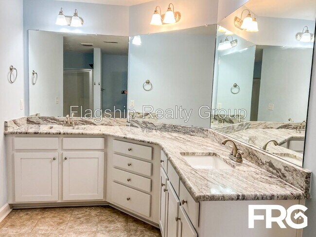 Building Photo - 491 Fallingbrook Dr