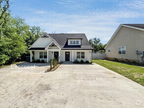 Building Photo - Charming 3-Bedroom Home in a Convenient Lo...