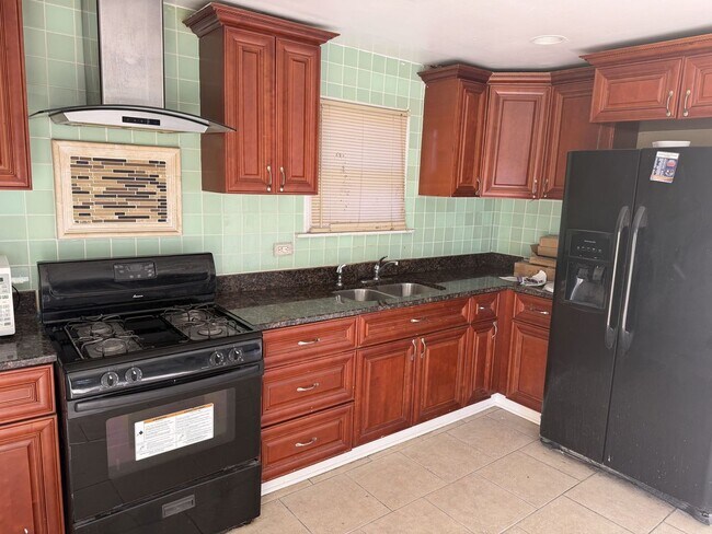 Building Photo - 14941 Evans Ave