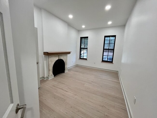 Building Photo - 52 Clarendon St