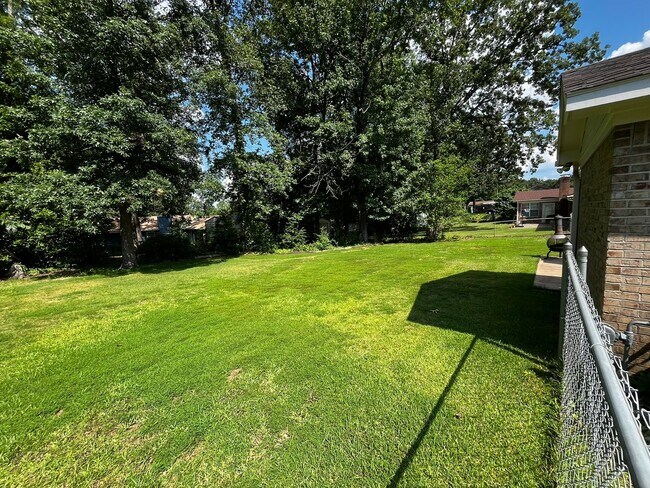 Building Photo - Beautiful New to Market!