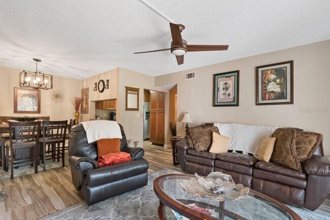 Building Photo - 1372 Pine Ridge Cir E
