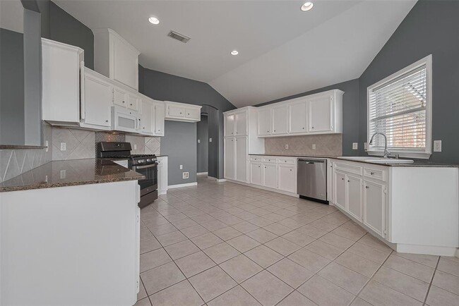Building Photo - 9631 Highland Pointe Dr