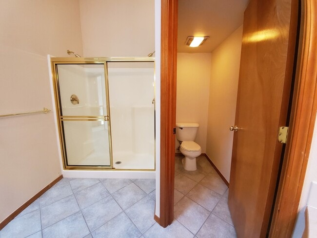 Building Photo - 427 Columbia Point Dr