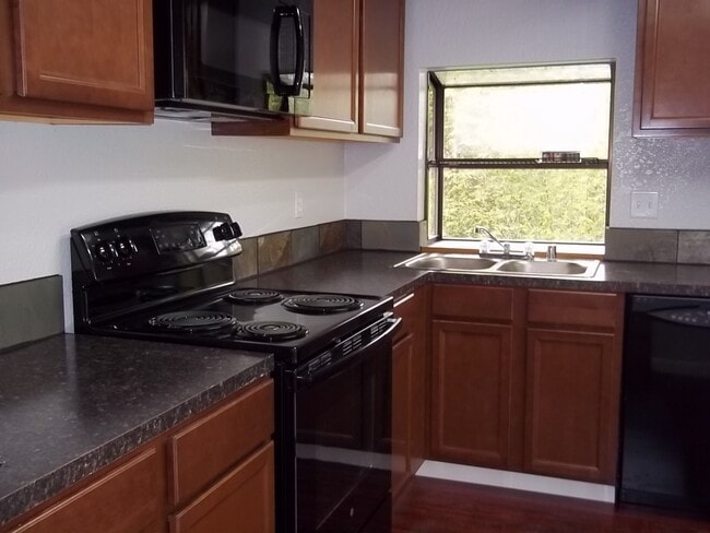 Building Photo - Bellevue Home with Some Nice Upgrades and ...