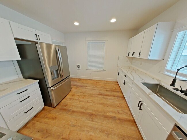 Building Photo - Remodeled 5 bedroom Campus House