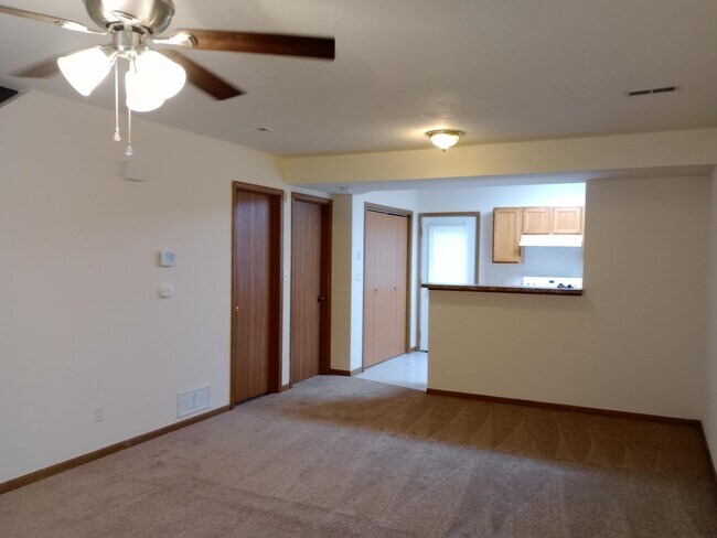 Building Photo - 406 E Liberty Ln