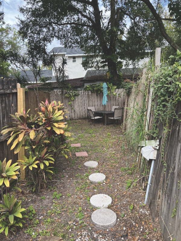 Building Photo - 1313 E Pineloch Ave