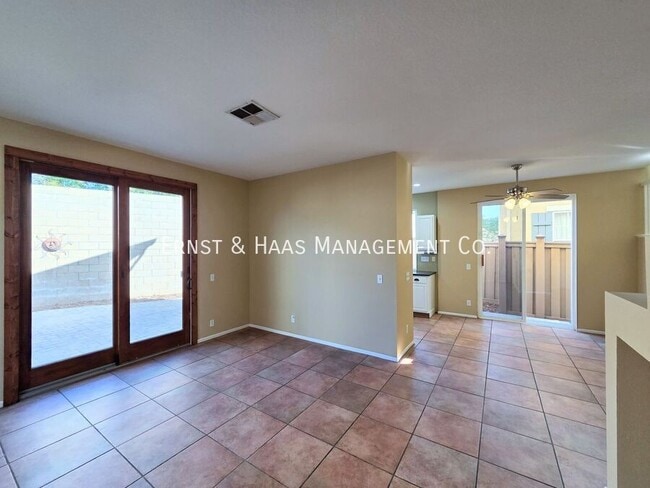 Building Photo - 2931 N Santa Fe Pl