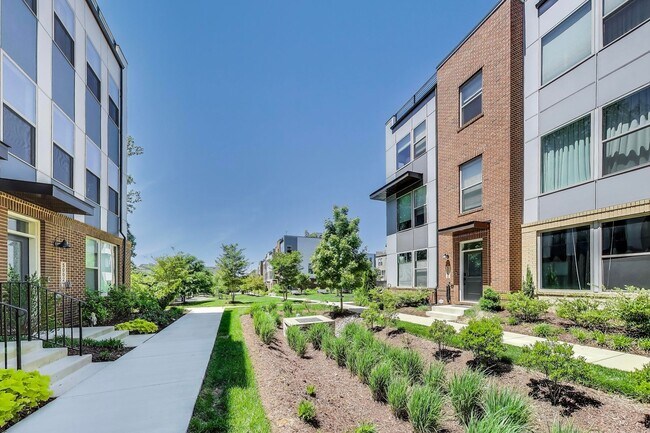 Building Photo - Stunning Contemporary Townhome - 4 Bedroom...