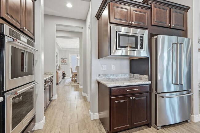 Building Photo - 10702 E Lumiere Ave