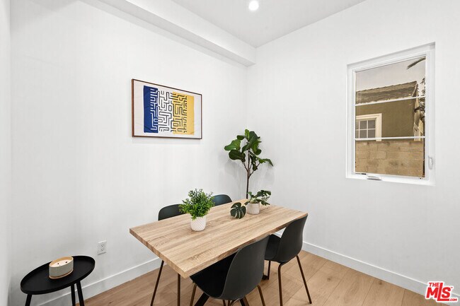 Building Photo - 2324 S Dunsmuir Ave