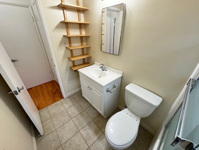 Building Photo - 521 S Manhattan Pl